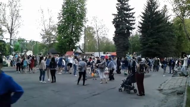 Вечерние Танцульки в Пинском Городском Парке 01 05 2018 смотреть онлайн