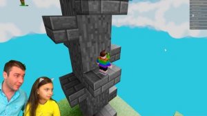 МАЙНКРАФТ или РОБЛОКС? Что круче? Валеришка поспорила с ПАПОЙ Челлендж Roblox vs Minecraft Challeng