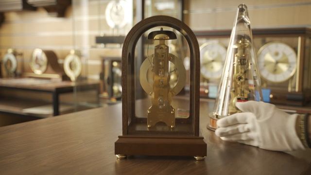 Настольные часы-скелетоны Hermle 22712-030791 - внешний вид и бой смотреть онлайн