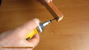 Простой но полезный лайфхак для отвертки с трещоткой - быстрое переключение реверса.