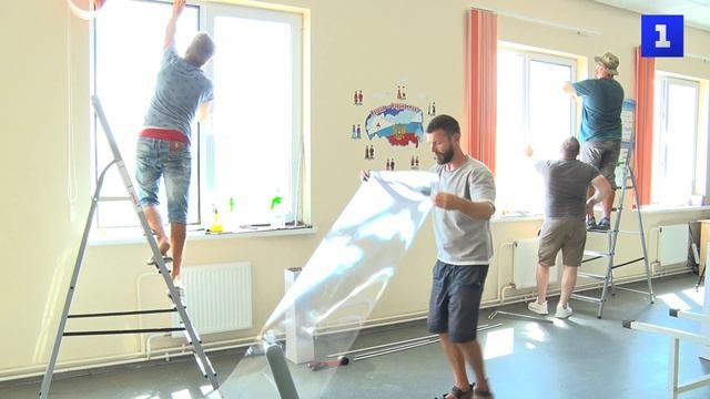 Окна в детсадах и школах Севастополя оклеивают бронеплёнкой