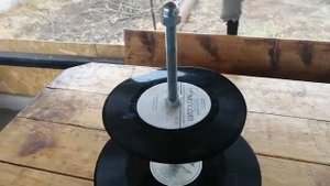 Подставка-этажерка из виниловых пластинок