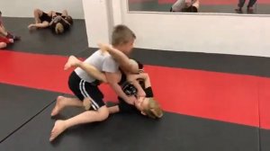 Выход на рычаг локтя из положения лежа на спине