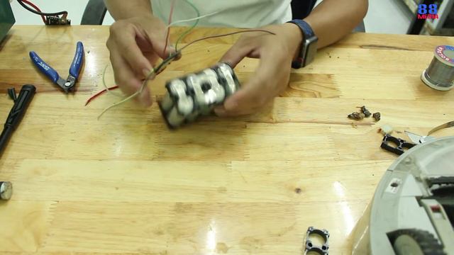 Đóng pin cho robot hút bụi смотреть онлайн