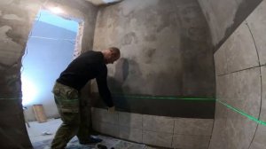 Укладка плитки в санузле убитой хрущевки своими руками за копейки