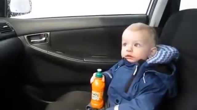 Мальчик испугался автомойки, Посмотрите на лицо. смотреть онлайн