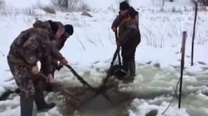 Подлёдная рыбалка сетью.