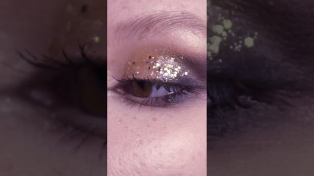Идея для макияжа с сияющим жидким глиттером Glitter Dose в оттенке 03 ? смотреть онлайн