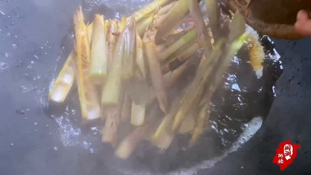阿嬷摘雷竹笋和斑竹笋，做手剥笋、酸笋和红油笋，麻辣酸爽开胃佳肴丨bamboo shoots【闽湖阿嬤FujianGrandma】 смотреть онлайн