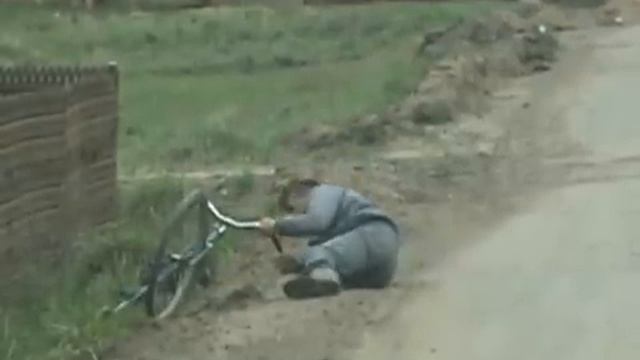 пьяный велосипедист жжёт/drunk cyclist burns смотреть онлайн