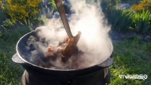 Рёбрышки в казане на костре. С такими рёбрами про шашлык можно забыть.