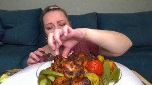 МУКБАНГ КУРИЦА ЗАПЕЧЕННАЯ В ДУХОВКЕ С КАРТОШКЙ, СОЛЕНЫЕ ОГУРЦЫ И ПОМИДОРЫ/ Mukbang еда на камеру//