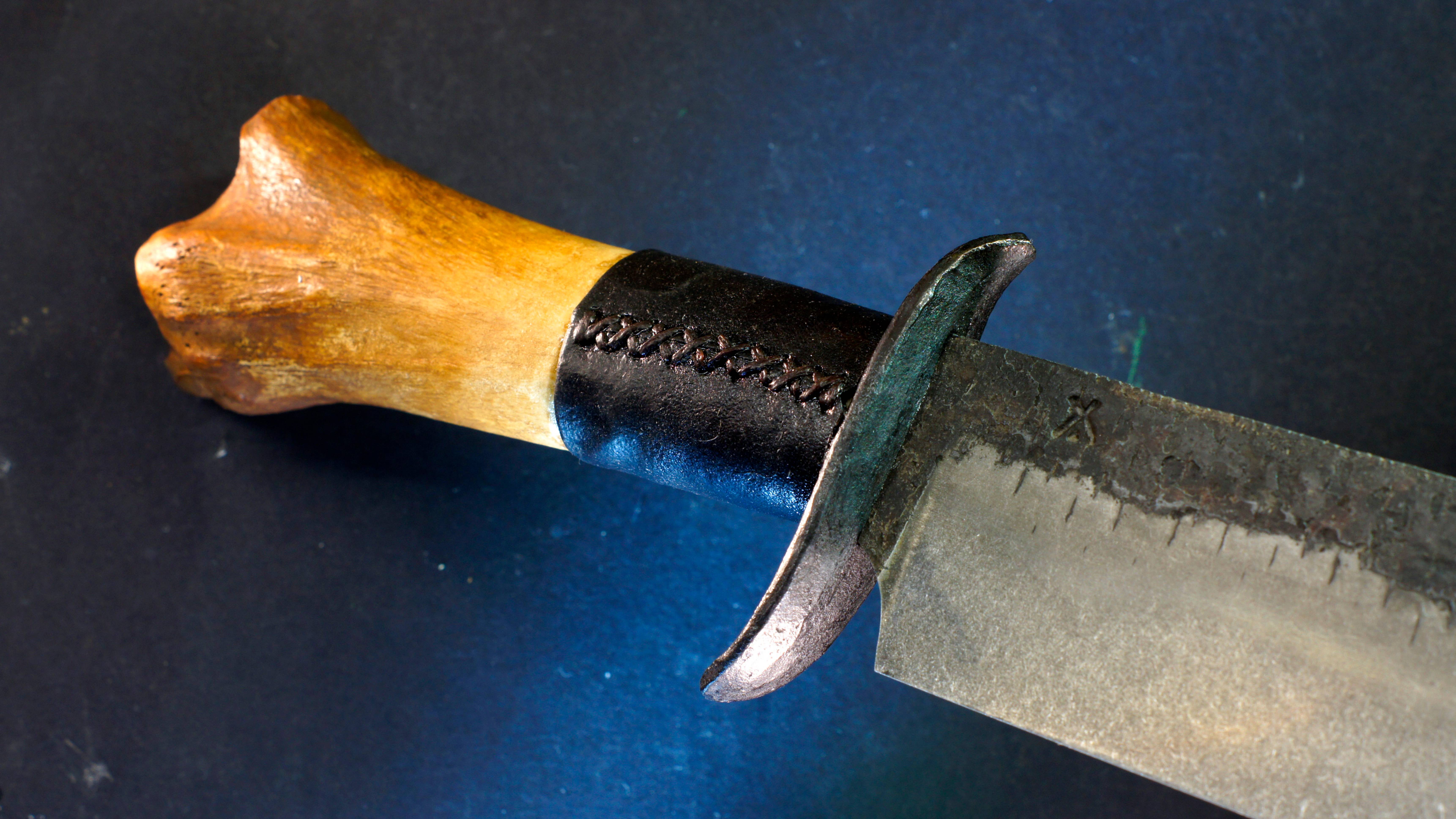 Нож Боуи из копытного рашпиля с КОСТЯНОЙ рукоятью смотреть онлайн