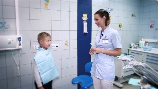 Как правильно чистить зубы ребенку.