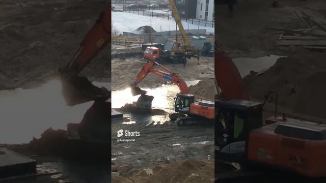 Экскаватор выкидывает глыбу #Shorts #камень #экскаватор