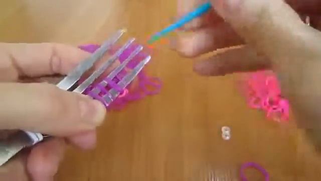 Плетение из резинок. Как сплести браслет цветочки. смотреть онлайн