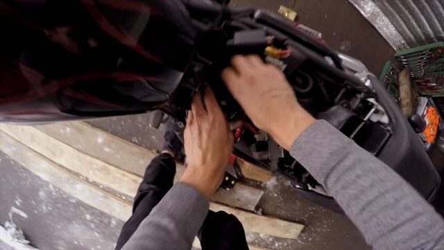 Замена аккумулятора на мотоцикле Yamaha V-MAX 1200 смотреть онлайн