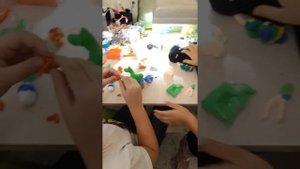 Арина с подругой лепит из воздушного пластилина кактус #воздушный_пластилин