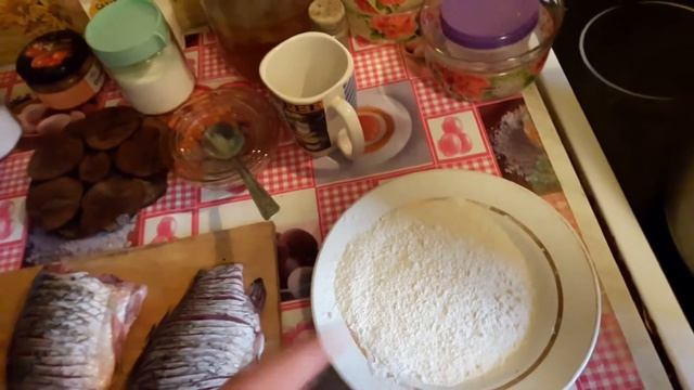 КАРАСИ ЖАРЕННЫЕ С ЛУКОМ И СМЕТАНОЙ.