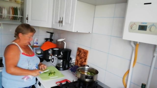 Зашиваю свесы на крыше//Готовлю соте. смотреть онлайн