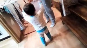 Сын помогает маме