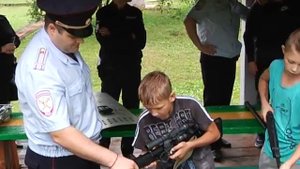 ПОЛИЦЕЙСКИЕ ПОКАЗАЛИ ОРУЖИЕ ДЕТЯМ