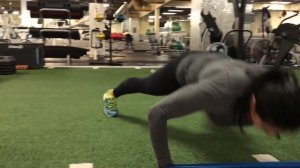 Отжимания с проходкой в сторону и резинкой