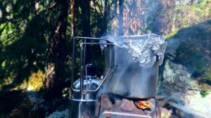 Поход в лес,жарю мясо в лесу на печке щепочнице.