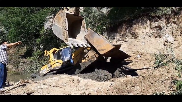 "CAT" застрял в болоте.Строительство дороги Терхи Ялхарой.