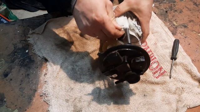 Замена фильтра грубой очистки и за одно салонного фильтра Калина Cross смотреть онлайн