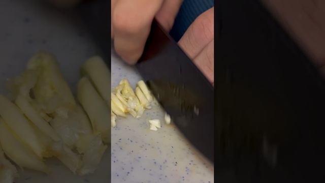 Добавь вкуса. Добавь вкуса. Молочный коктейль со вкусом клубники в стакане со льдом. Добавь вкуса. Добавь вкуса.