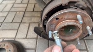 Hyundai Grand Starex I800 H-1 замена задней шпильки ступицы how to change rear hub pin