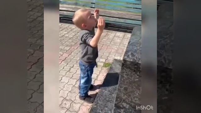 Ребенок пламенно молится перед Распятием! смотреть онлайн