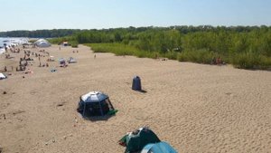 Палаточный пляж за Волгой с видом на Самару