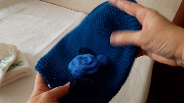 Вышивка на вязанных изделиях. Рябина на варежках и шапке. смотреть онлайн