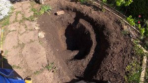 Маленький пруд для нимфей и нескольких рыб