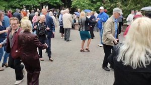11.06.23г. "ЦВЕТЁТ АКАЦИЯ"....на танцах в Гомельском парке...