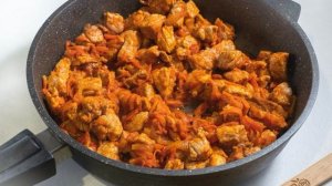 Рис с мясом и капустой в сковороде