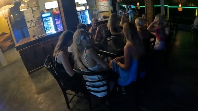 ШРИ-ЛАНКА. ВЕЧЕР В КАФЕ НА ПОБЕРЕЖЬЕ ОКЕАНА. КАРАОКЕ ВАЛЬС БОСТОН...и ЦВЕТНИК!! смотреть онлайн