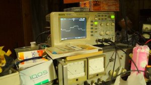 Испытание эффективного конденсаторно резонансного источника питания асинхронного 3 х фазного двигат