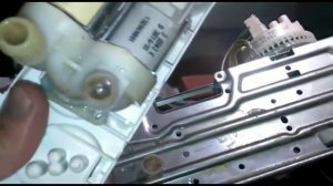 ВЫКЛЮЧЕННАЯ СТИРАЛЬНАЯ МАШИНА ZANUSSI набирает воду. SWITCHED OF WASHING MACHINE TAKES ON WATER
