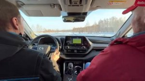 TOYOTA САМЫЙ БЕЗОПАСНЫЙ кроссовер 3,5 по льду на скорости