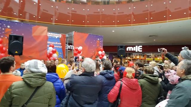 МОМО Минск, небольшое шоу на ходулях и пугающая красавица )) смотреть онлайн