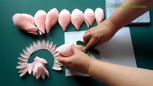 Камелия из гофрированной бумаги