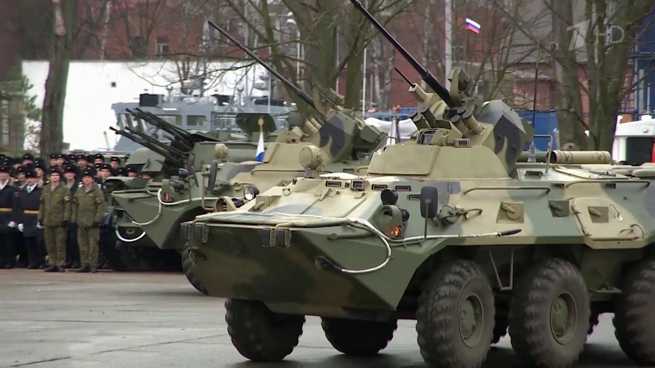 Морские пехотинцы отметили профессиональный праздник показательными выступлениями и учениями