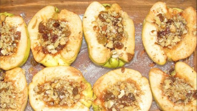 Запеченная айва с орехами