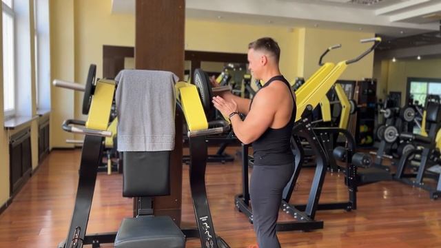КАК НАКАЧАТЬ МОЩНЫЕ ПЛЕЧИ В ТРЕНАЖЁРНОМ ЗАЛЕ?