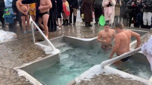 ПАРЕНЬ НЫРНУЛ В ПРОРУБЬ СДЕЛАЛ ПЕДЛОЖЕНИЕ ДЕВУШКЕ КРЕЩЕНСКИЕ КУПАНИЯ 2021 КРЕЩЕНИЕ САРЖИН ЯР ХАРЬКО