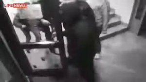 Менты устроили драку в клубе.