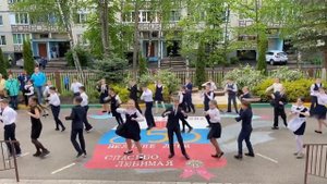Танцевальный флешмоб в школе №13 в честь окончания начальной школы